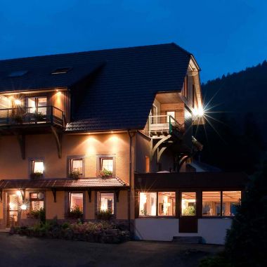 www.hotel-neuhauser.com