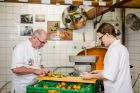 Le parage des fruits frais se fait dans l'atelier de production