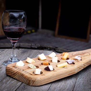 Wein und Käse passen zueinander mit einem Degustationsquiz