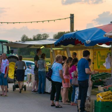 Late-night farmers' market