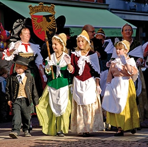Enfants vêtus de costumes Obernois